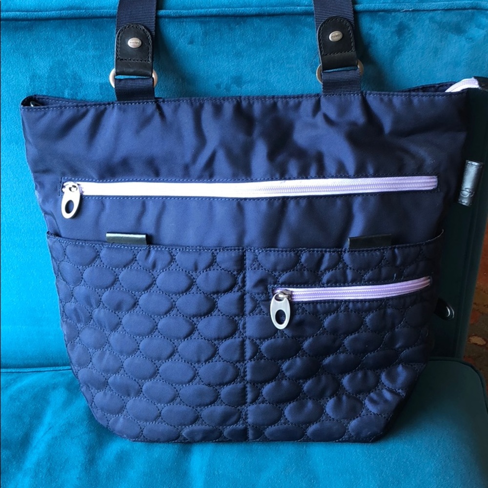 Excellent travel handbag!